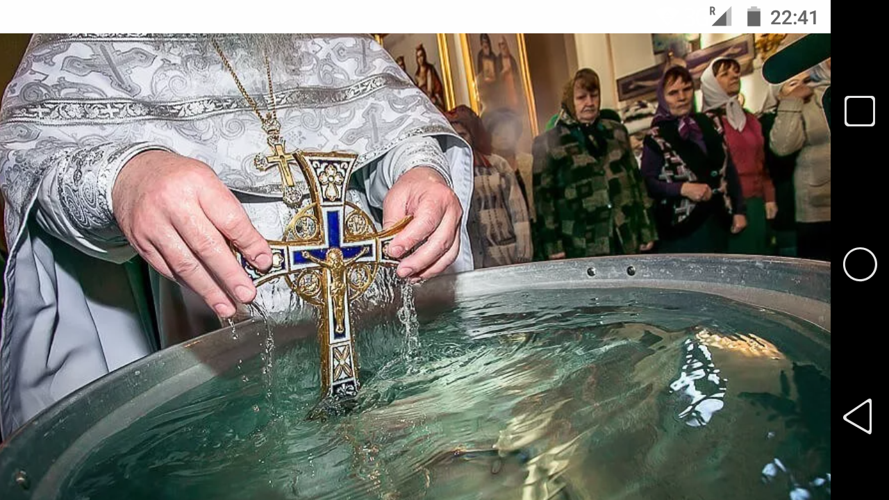 фото - jokya.ru - Как хранит у себя дома бутылочку со святой водой и просфору