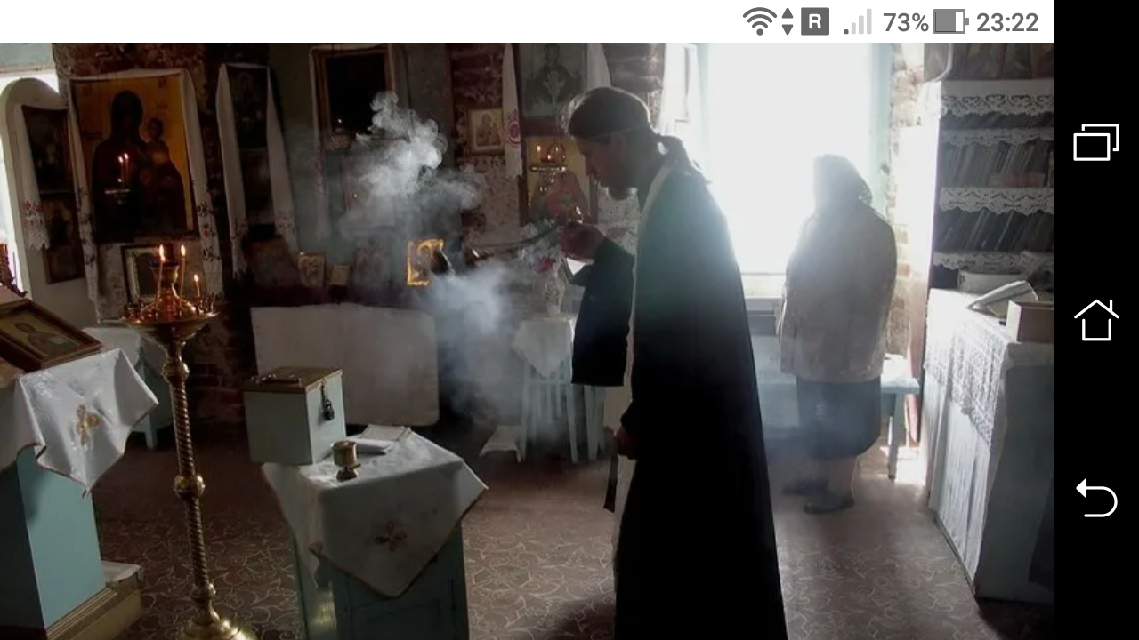 фото - jokya.ru - Молитва в церкви возле лика святого